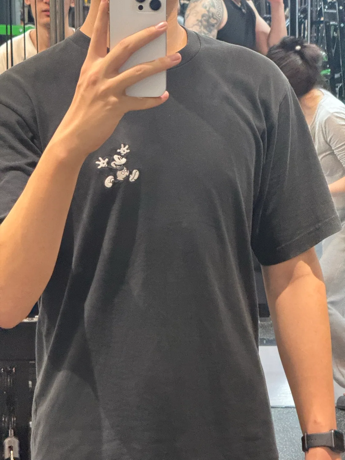 健身房镜子前的体型记录
